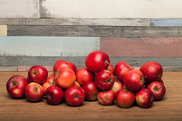 Organic apples, apple on wooden table — Stock Photo, Image