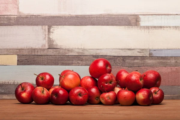 Organic apples, apple on wooden table — Stock Photo, Image