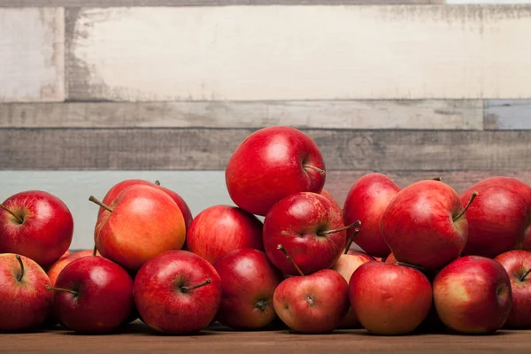 Organic apples, apple on wooden table — Stock Photo, Image