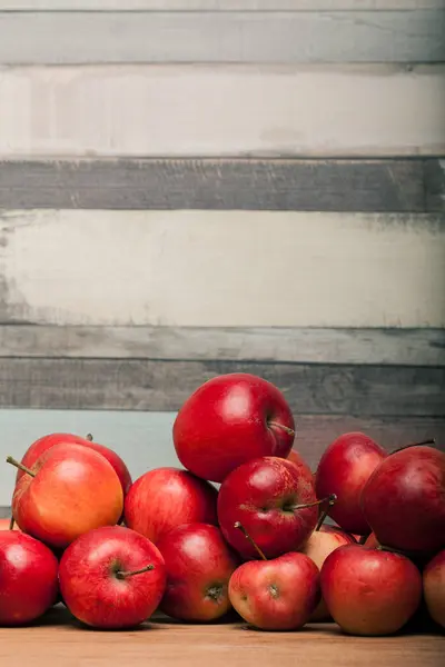 Organic apples, apple on wooden table — Stock Photo, Image