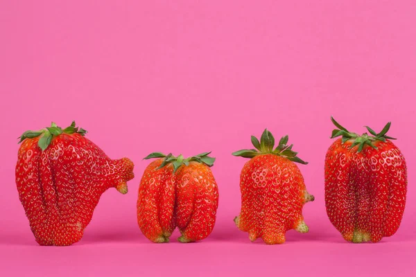 Erdbeeren isoliert auf rosa Hintergrund — Stockfoto