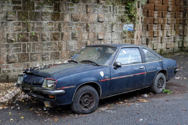 Oude Duitse auto staat op straat. — Stockfoto