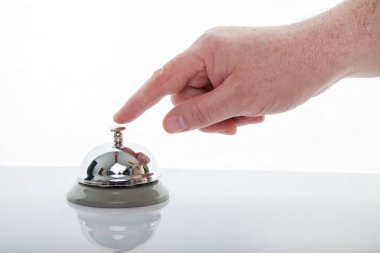 Otel zili, tek elle, izole edilmiş fotoğraf.