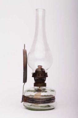 Beyaz arka planda eski bir gaz lambası