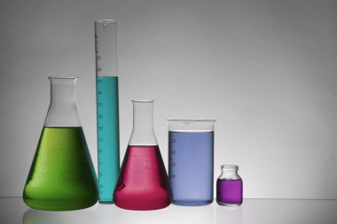 Laboratuvar şişelerinde sıvı. Bilimsel biyokimya laboratuvarı. Renkli sıvı.