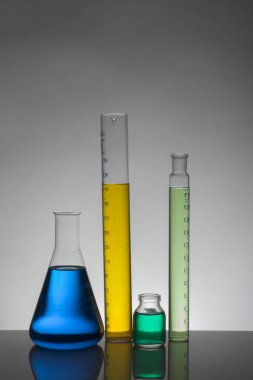 Laboratuvar şişelerinde sıvı. Bilimsel biyokimya laboratuvarı. Renkli sıvı.