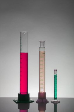 Laboratuvar şişelerinde sıvı. Bilimsel biyokimya laboratuvarı. Renkli sıvı.