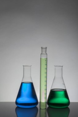 Laboratuvar şişelerinde sıvı. Bilimsel biyokimya laboratuvarı. Renkli sıvı.