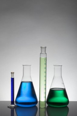 Laboratuvar şişelerinde sıvı. Bilimsel biyokimya laboratuvarı. Renkli sıvı.
