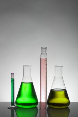 Laboratuvar şişelerinde sıvı. Bilimsel biyokimya laboratuvarı. Renkli sıvı.