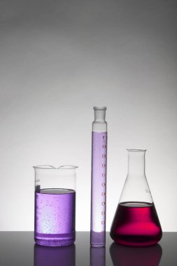 Laboratuvar şişelerinde sıvı. Bilimsel biyokimya laboratuvarı. Renkli sıvı.