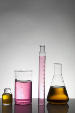 Laboratuvar şişelerinde sıvı. Bilimsel biyokimya laboratuvarı. Renkli sıvı.
