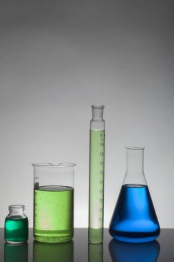 Laboratuvar şişelerinde sıvı. Bilimsel biyokimya laboratuvarı. Renkli sıvı.