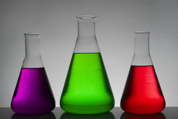 Liquid in laboratory bottles. Scientific biochemical laboratory. Colorful liquid. — Stock Photo, Image