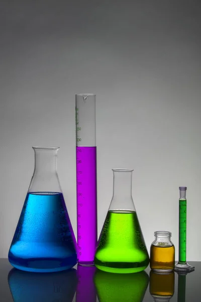 Líquido em garrafas de laboratório. Laboratório científico bioquímico. Líquido colorido . — Fotografia de Stock