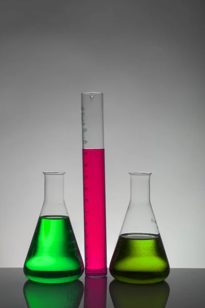 Líquido en botellas de laboratorio. Laboratorio científico bioquímico. Colorido líquido . — Foto de Stock