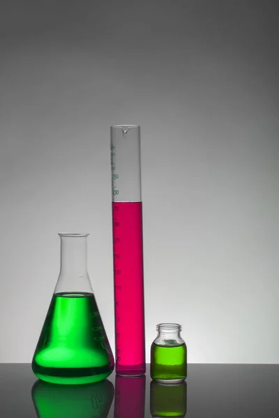 Liquid in laboratory bottles. Scientific biochemical laboratory. Colorful liquid. — Stock Photo, Image