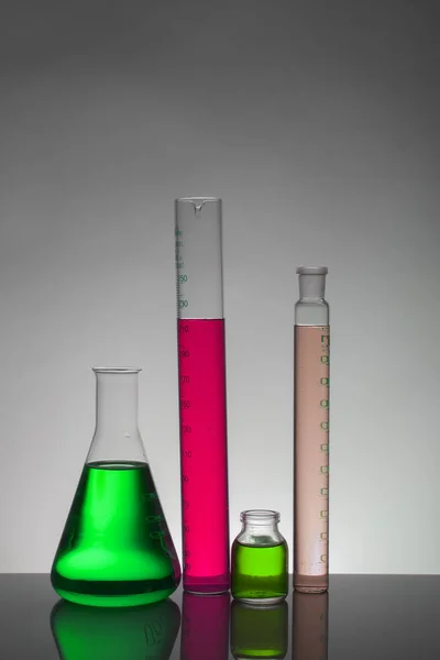 Laboratuvar şişelerinde sıvı. Bilimsel biyokimya laboratuvarı. Renkli sıvı. — Stok fotoğraf