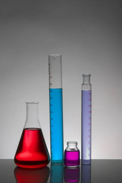 Liquid in laboratory bottles. Scientific biochemical laboratory. Colorful liquid. — Stock Photo, Image