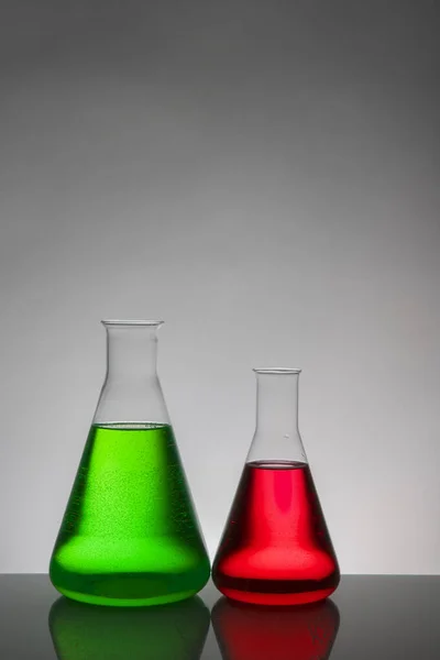 Líquido en botellas de laboratorio. Laboratorio científico bioquímico. Colorido líquido . — Foto de Stock