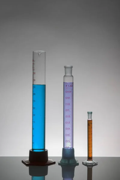 Líquido en botellas de laboratorio. Laboratorio científico bioquímico. Colorido líquido . —  Fotos de Stock