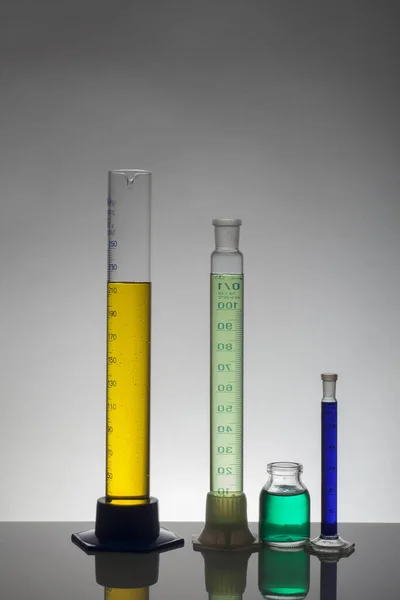Flüssigkeit in Laborflaschen. wissenschaftliches biochemisches Labor. bunte Flüssigkeit. — Stockfoto