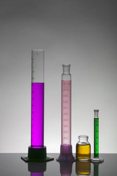 Liquide dans des bouteilles de laboratoire. Laboratoire biochimique scientifique. Liquide coloré . — Photo