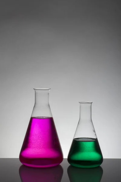 Liquid in laboratory bottles. Scientific biochemical laboratory. Colorful liquid. — Stock Photo, Image