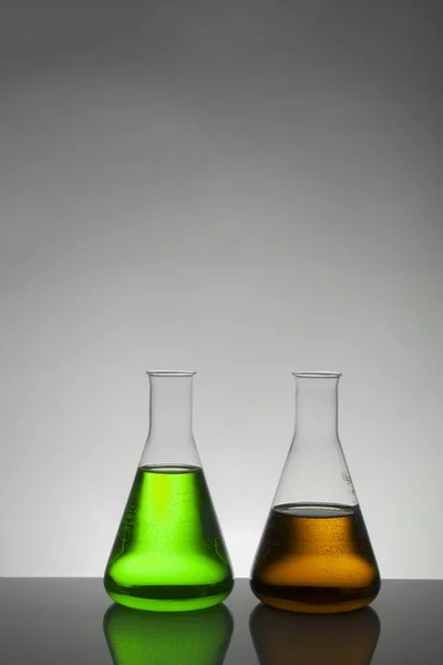 Tekutina v laboratorních lahvích. Biochemická laboratoř. Barevná kapalina. — Stock fotografie
