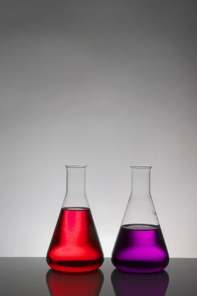 Liquid in laboratory bottles. Scientific biochemical laboratory. Colorful liquid. — Stock Photo, Image