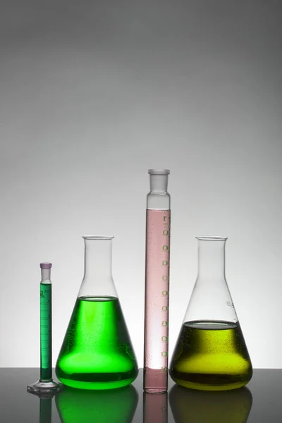 Liquide dans des bouteilles de laboratoire. Laboratoire biochimique scientifique. Liquide coloré . — Photo