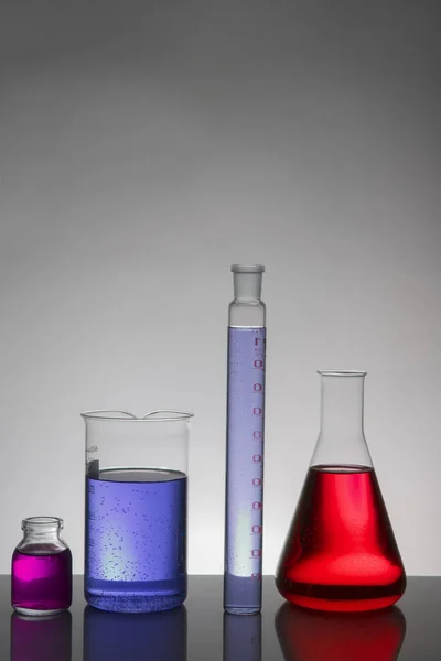 Liquid in laboratory bottles. Scientific biochemical laboratory. Colorful liquid. — Stock Photo, Image