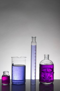 Laboratuvar şişelerinde sıvı. Bilimsel biyokimya laboratuvarı. Renkli sıvı.