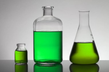 Laboratuvar şişelerinde sıvı. Bilimsel biyokimya laboratuvarı. Renkli sıvı.