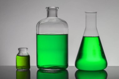 Laboratuvar şişelerinde sıvı. Bilimsel biyokimya laboratuvarı. Renkli sıvı.