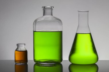 Laboratuvar şişelerinde sıvı. Bilimsel biyokimya laboratuvarı. Renkli sıvı.