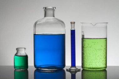 Laboratuvar şişelerinde sıvı. Bilimsel biyokimya laboratuvarı. Renkli sıvı.