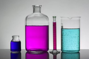 Laboratuvar şişelerinde sıvı. Bilimsel biyokimya laboratuvarı. Renkli sıvı.
