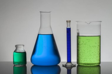 Laboratuvar şişelerinde sıvı. Bilimsel biyokimya laboratuvarı. Renkli sıvı.