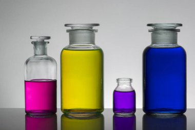 Laboratuvar şişelerinde sıvı. Bilimsel biyokimya laboratuvarı. Renkli sıvı.