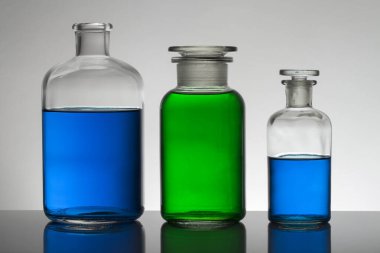 Laboratuvar şişelerinde sıvı. Bilimsel biyokimya laboratuvarı. Renkli sıvı.