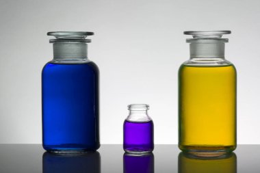 Laboratuvar şişelerinde sıvı. Bilimsel biyokimya laboratuvarı. Renkli sıvı.