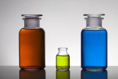 Laboratuvar şişelerinde sıvı. Bilimsel biyokimya laboratuvarı. Renkli sıvı.