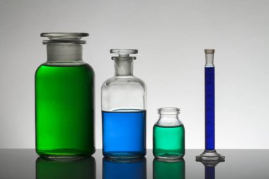 Laboratuvar şişelerinde sıvı. Bilimsel biyokimya laboratuvarı. Renkli sıvı.