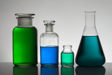 Laboratuvar şişelerinde sıvı. Bilimsel biyokimya laboratuvarı. Renkli sıvı.