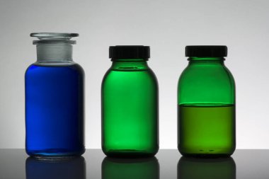 Laboratuvar şişelerinde sıvı. Bilimsel biyokimya laboratuvarı. Renkli sıvı.