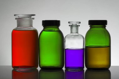 Laboratuvar şişelerinde sıvı. Bilimsel biyokimya laboratuvarı. Renkli sıvı.