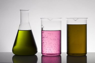 Laboratuvar şişelerinde sıvı. Bilimsel biyokimya laboratuvarı. Renkli sıvı.