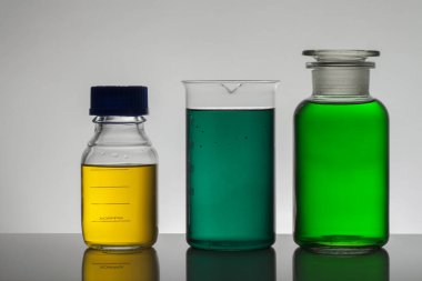 Laboratuvar şişelerinde sıvı. Bilimsel biyokimya laboratuvarı. Renkli sıvı.