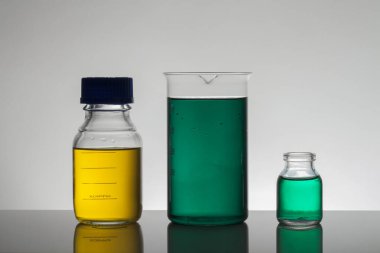 Laboratuvar şişelerinde sıvı. Bilimsel biyokimya laboratuvarı. Renkli sıvı.